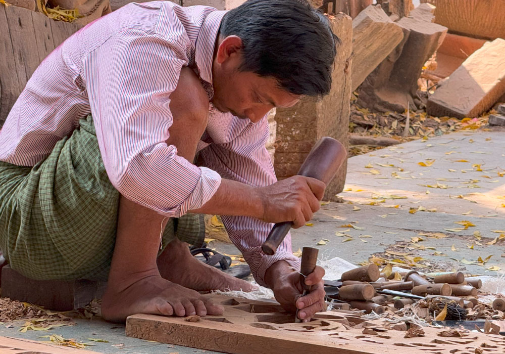 Pauk Kan Wood Carvingの工房の作業